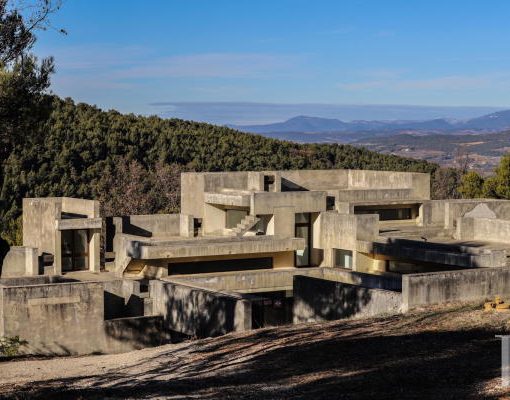 Striking 1960's Brutalist Concrete Lair For Sale in South Eastern France 1 sml