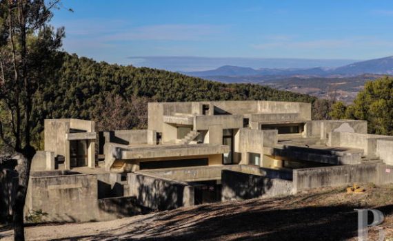 Striking 1960's Brutalist Concrete Lair For Sale in South Eastern France 1 sml