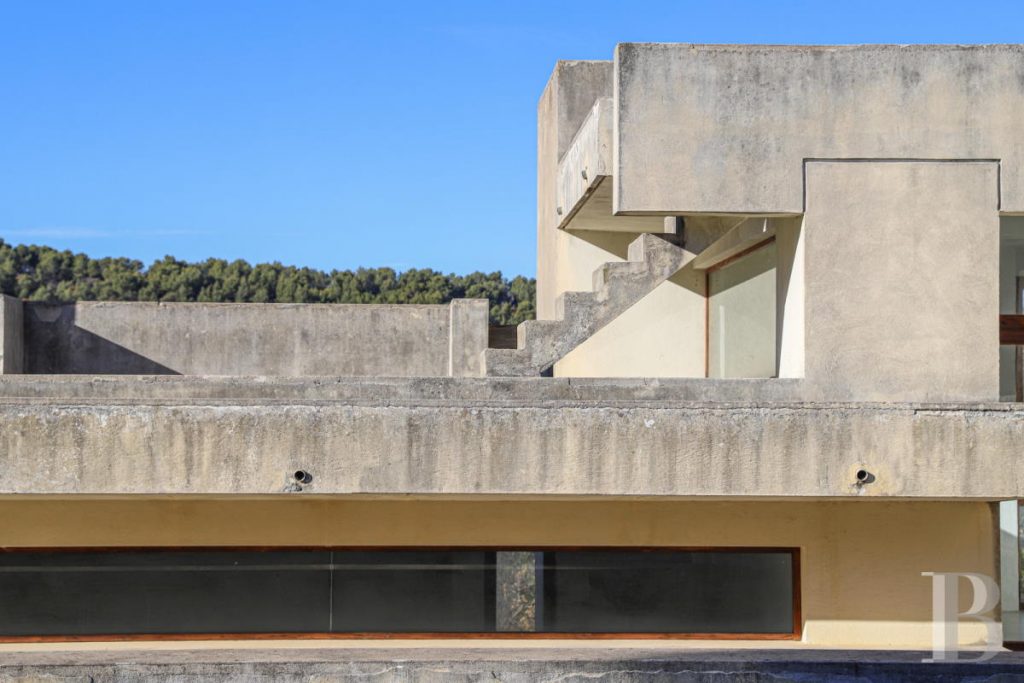 Striking 1960's Brutalist Concrete Lair For Sale in South Eastern France 2