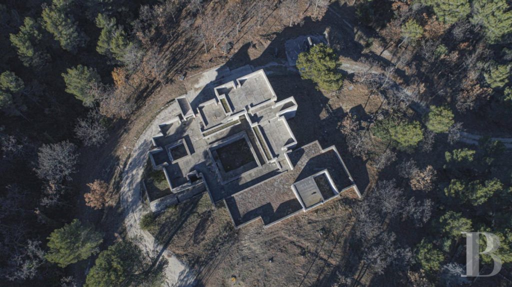 Striking 1960's Brutalist Concrete Lair For Sale in South Eastern France 3