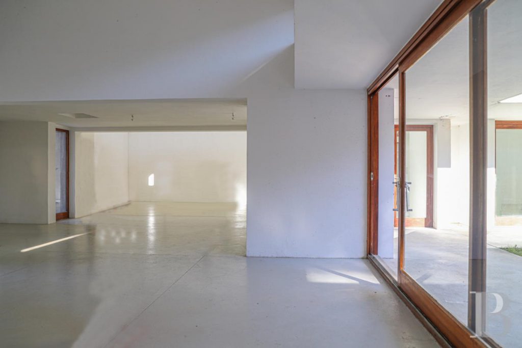 Striking 1960's Brutalist Concrete Lair For Sale in South Eastern France 5