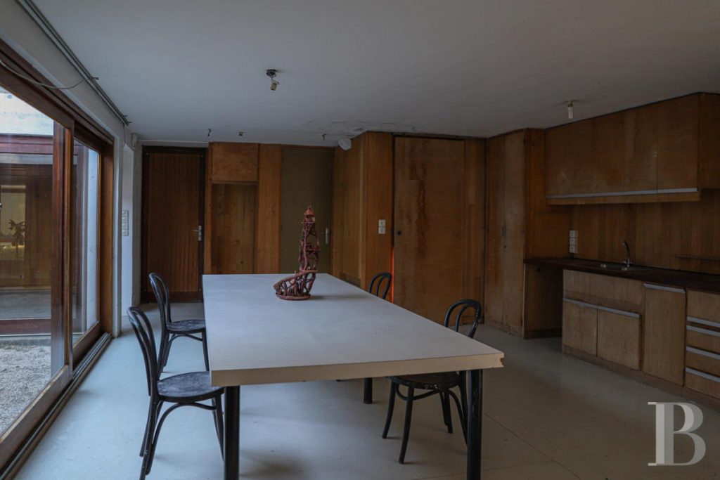 Striking 1960's Brutalist Concrete Lair For Sale in South Eastern France 6