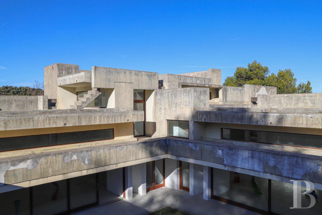 Striking 1960's Brutalist Concrete Lair For Sale in South Eastern France 7