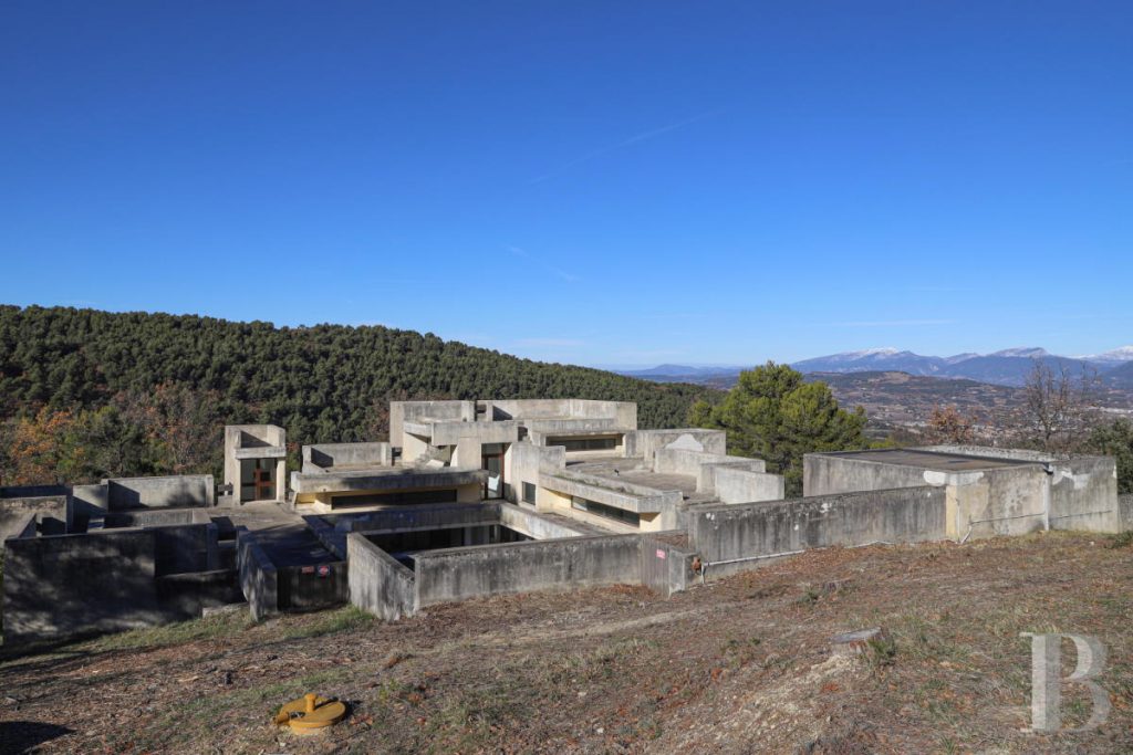 Striking 1960's Brutalist Concrete Lair For Sale in South Eastern France 8